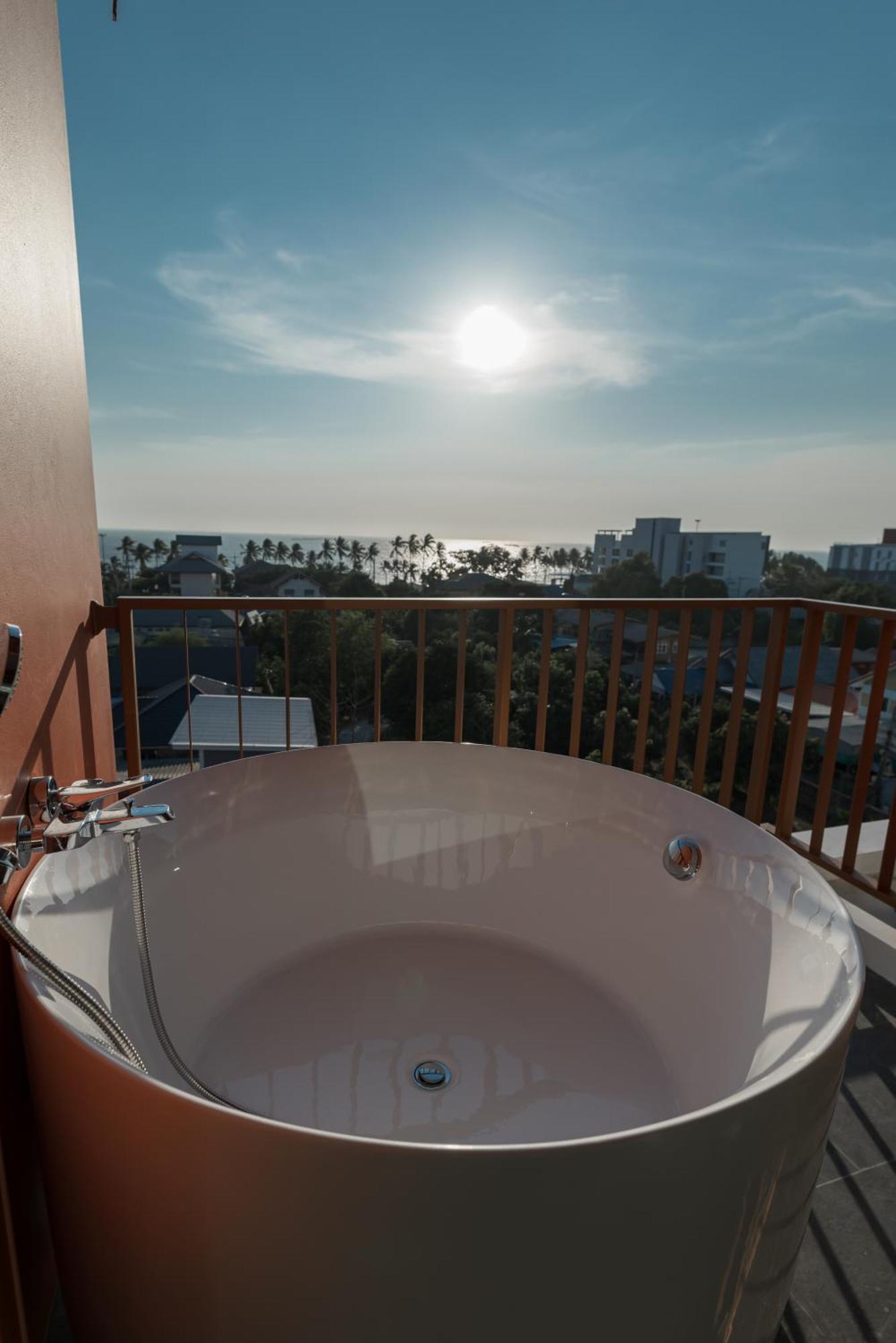 Blu Monkey Hub And Hotel Bangsaen Room photo